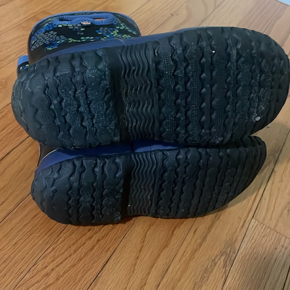 Kids Bogs Waterproof Boots with Camo Design - Picture 2 of 10